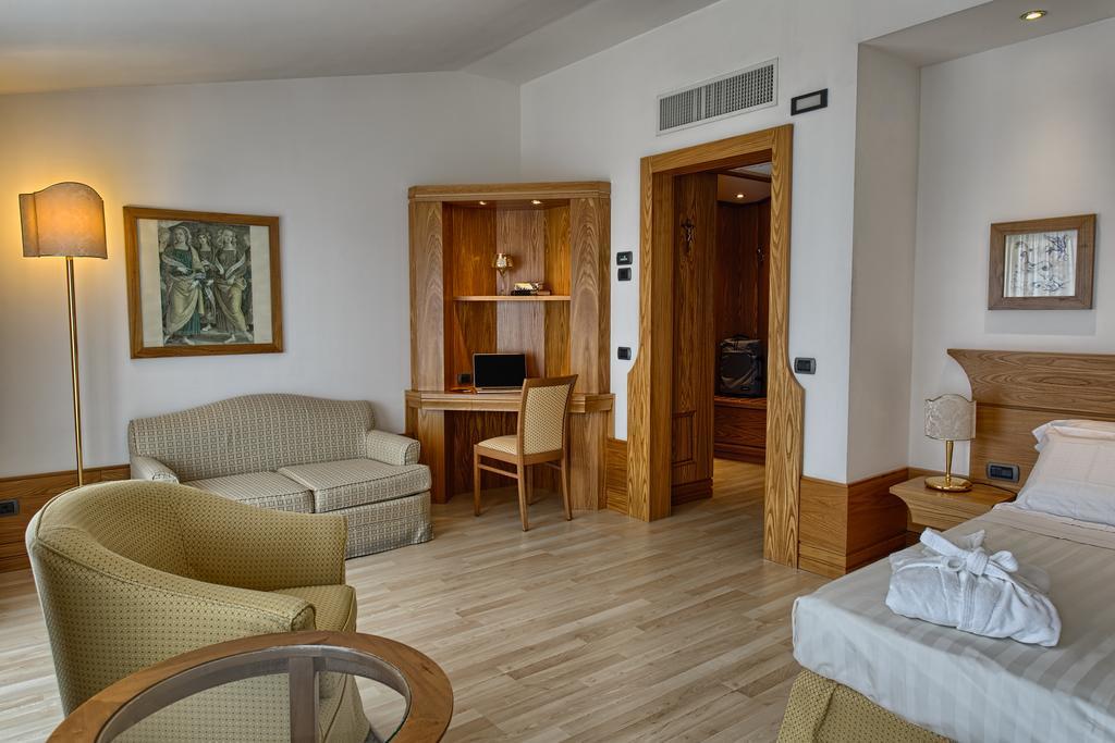 Bv Grand Hotel Ассизи Экстерьер фото